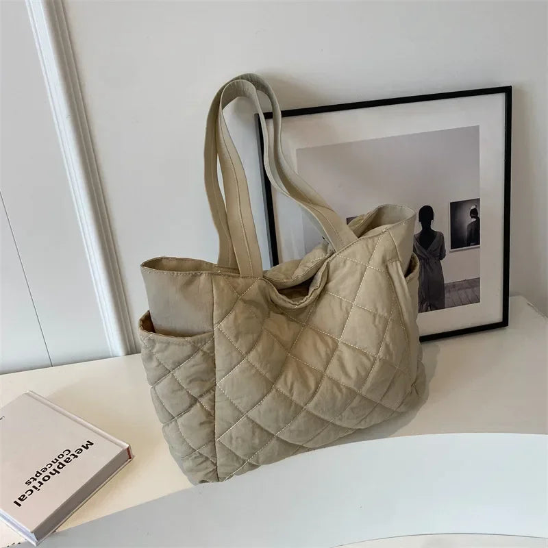 Lightweight Luxury: Diamond Quilted Hobo Handbag for Women on-the-Go"
