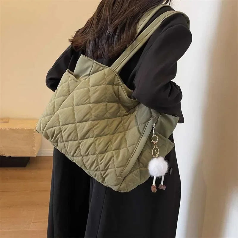 Lightweight Luxury: Diamond Quilted Hobo Handbag for Women on-the-Go"