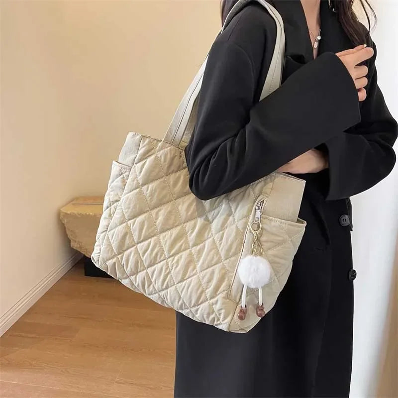 Lightweight Luxury: Diamond Quilted Hobo Handbag for Women on-the-Go"