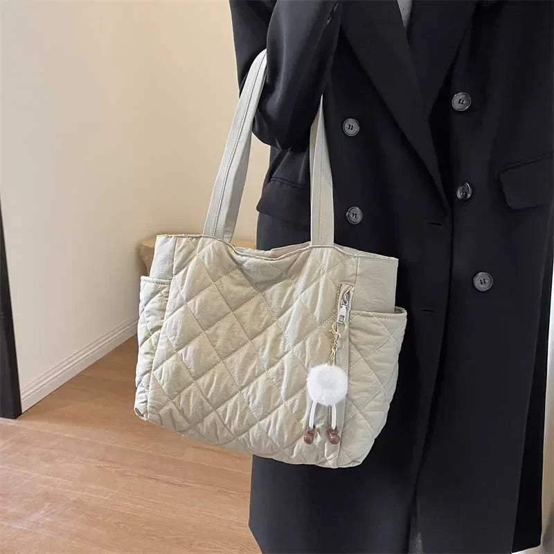Lightweight Luxury: Diamond Quilted Hobo Handbag for Women on-the-Go"